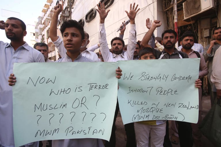 Auch in Pakistan demonstrieren Menschen nach dem Angriff auf zwei Moscheen in Neuseeland. Auf dem Plakat rechts steht: "Wir verurteilen das Töten von Unschuldigen in einer neuseeländischen Moschee."