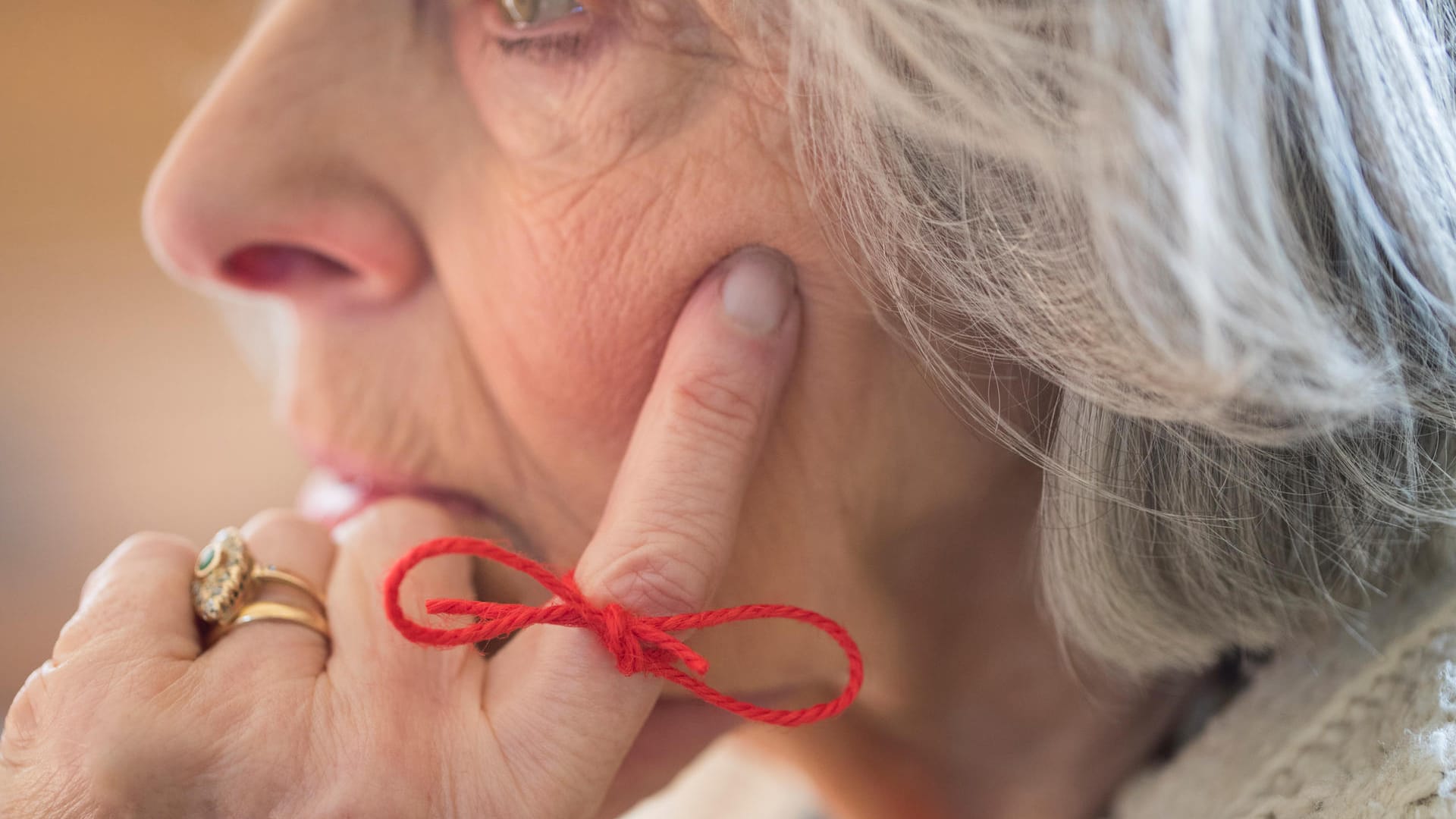 1. Alzheimer und Demenz sind das Gleiche: Falsch. Alzheimer ist nur eine spezielle Form der Demenz. Daneben gibt es jedoch zahlreiche andere Demenz-Varianten wie zum Beispiel die vaskuläre oder die Lewy-Körperchen-Demenz. Allerdings betreffen zwei Drittel aller Demenzfälle die Alzheimer-Krankheit.