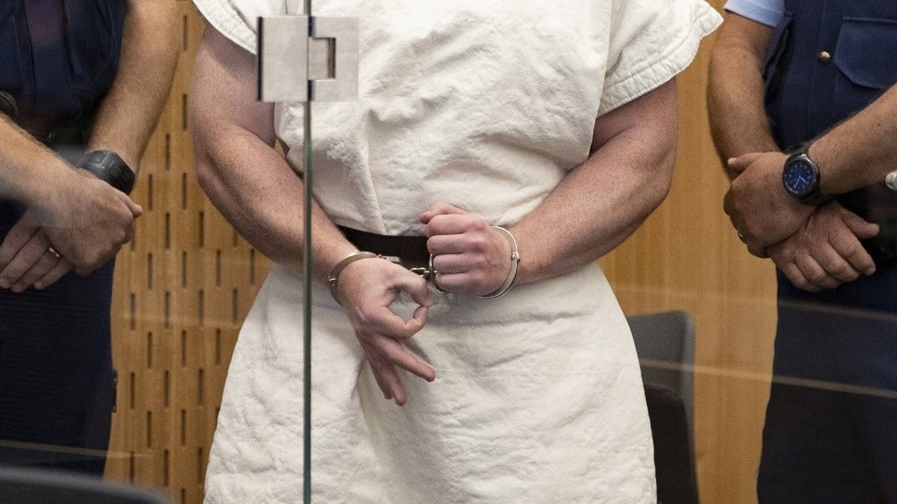 Der mutmaßliche Täter formt im Bezirksgericht ein "Okay"-Zeichen mit seinen Fingern.
