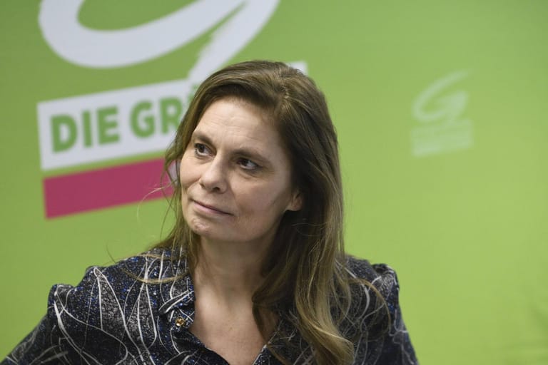 Sarah Wiener kennen die meisten als Fernsehköchin. Zur Europawahl wird die Österreicherin aber für die österreichischen Grünen antreten. Sie wurde auf den zweiten Listenplatz gewählt – direkt hinter den Parteichef. Eines ihrer wichtigsten Themen natürlich: nachhaltige Ernährung.