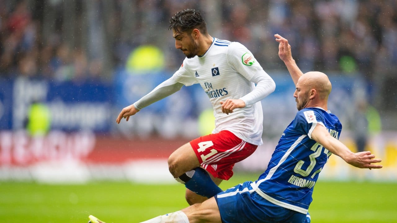 Hamburgs Berkay Özcan (l) und Darmstadts Patrick Herrmann kämpfen um den Ball. Hamburgs Berkay Özcan (l) und Darmstadts Patrick Herrmann kämpfen um den Ball.