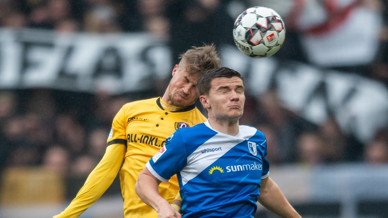 Dynamos Patrick Möschl (l) kämpft gegen den Magdeburger Björn Rother um den Ball. Dynamos Patrick Möschl (l) kämpft gegen den Magdeburger Björn Rother um den Ball.