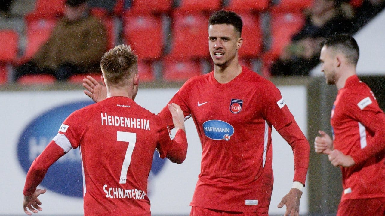 Heidenheims Torschütze Robert Glatzel (r) und Marc Schnatterer (M) feiern das 1:1 gegen Union Berlin. Heidenheims Torschütze Robert Glatzel (r) und Marc Schnatterer (M) feiern das 1:1 gegen Union Berlin.
