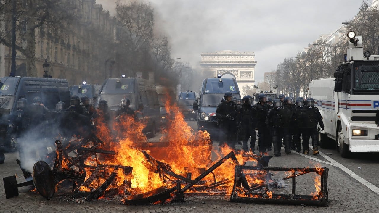 Eine Barrikade brennt bei "Gelbwesten"-Protesten auf den Champs-Élysées.