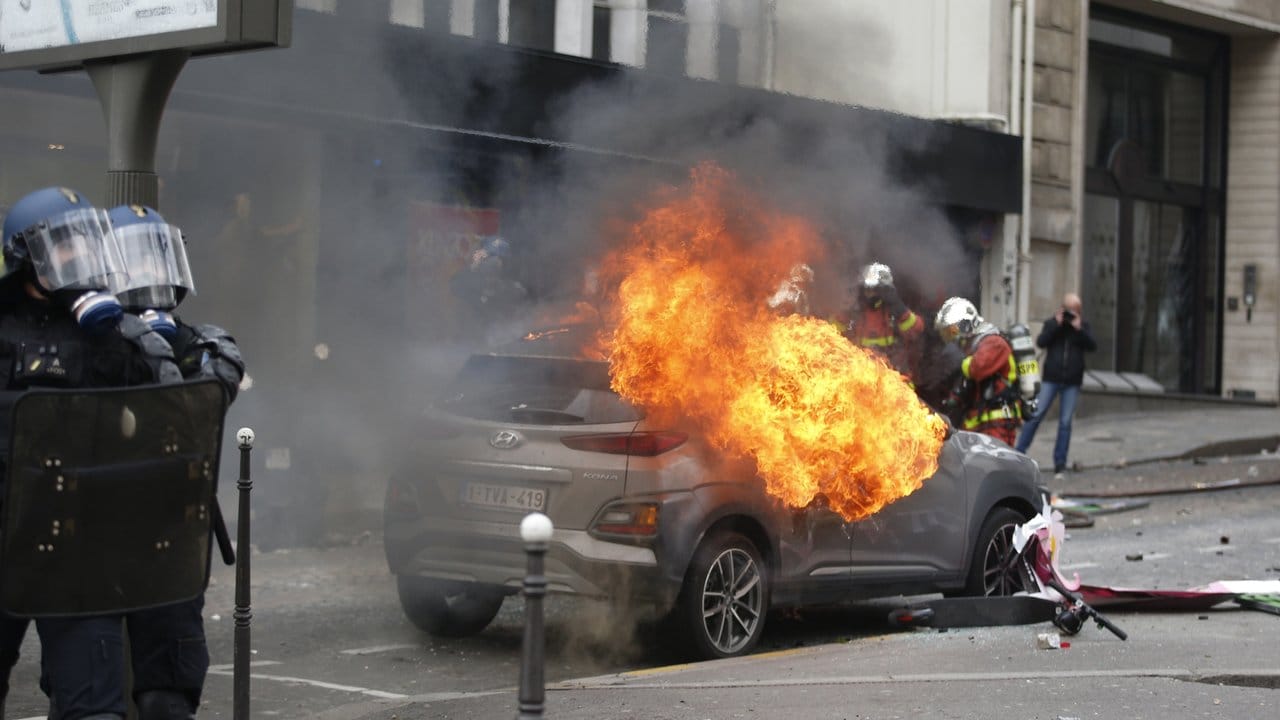 In Paris wurden Läden geplündert, Schaufenster zerschlagen und Autos angezündet.