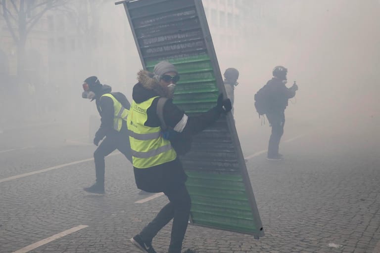 Demonstranten errichten Barrikaden im Tränengas.