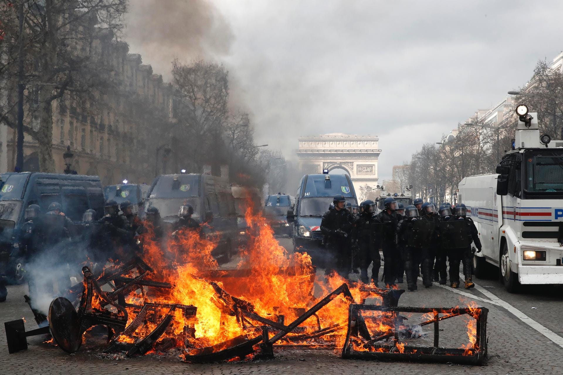 Eine Barrikade brennt auf dem Champs-Élysées.