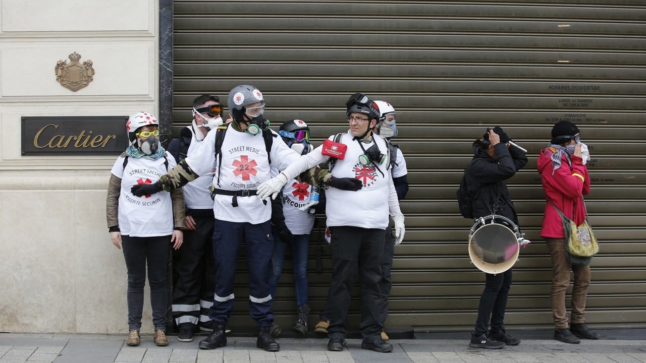 Ärzte und Ärztinnen sind bei den "Gelbwesten"-Protesten in Paris im Einsatz.