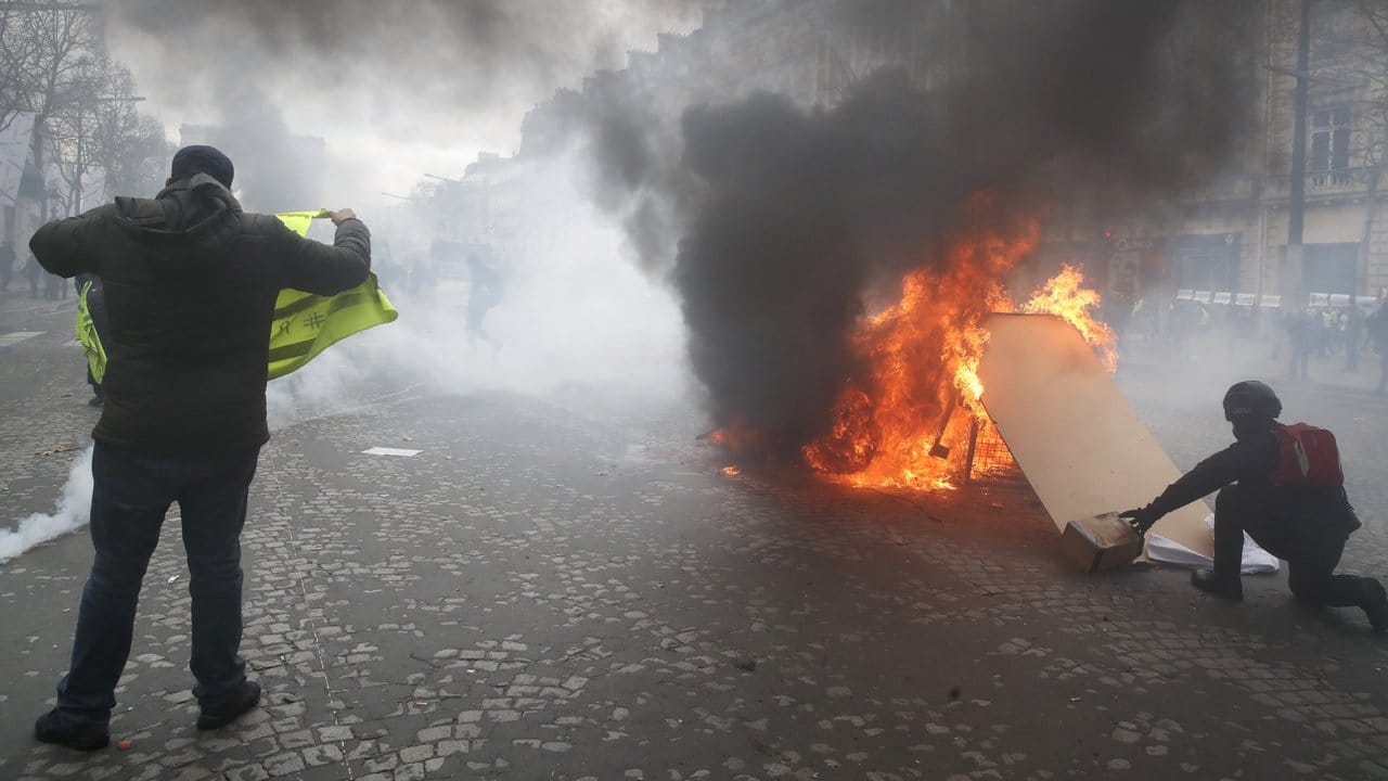 Feuer machen: "Gelbwesten" setzen eine Barrikade auf den Champs-Elysees in Brand.