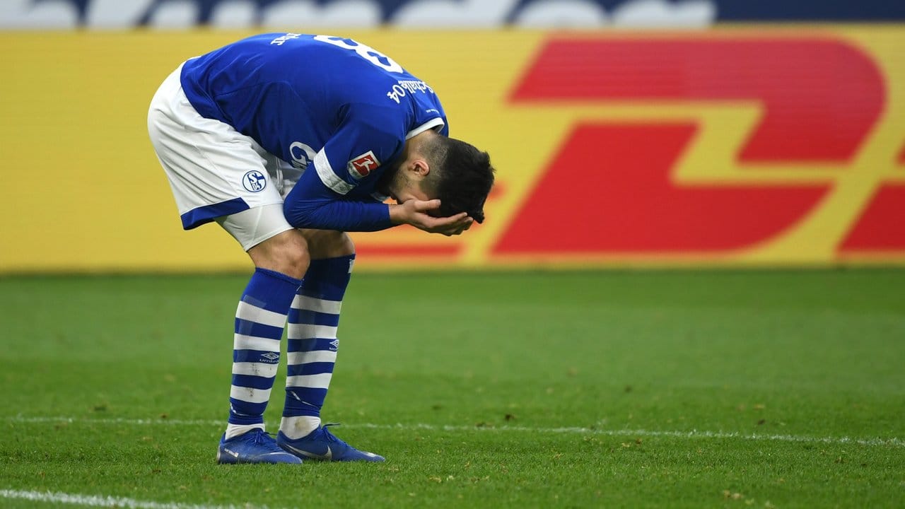 Schalkes Suat Serdar fasst sich nach der Heimniederlage gegen RB Leipzig an den Kopf.