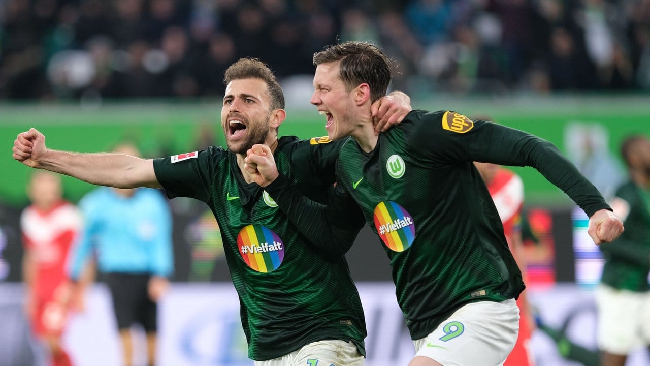 Wolfsburgs Wout Weghorst (r) bejubelt sein Tor zum 2:1 gegen die Fortuna Düsseldorf mit Admir Mehmedi.