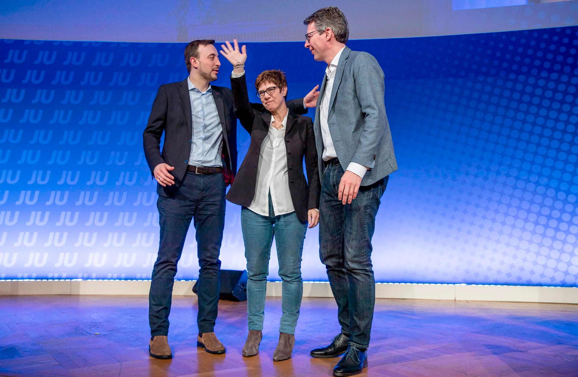 Und nach Reden von CDU-Chefin Annegret Kramp-Karrenbauer und CSU-Generalsekretär Markus Blume (rechts) musste sich die Junge Union entscheiden.