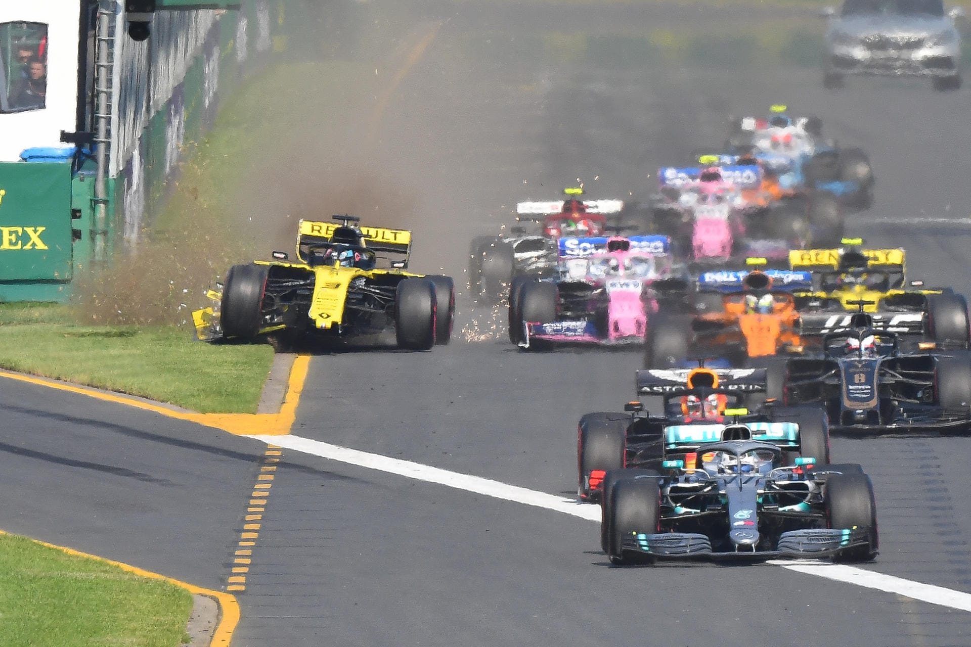 Australien: Ricciardo (links) macht sich den Frontflügel kaputt