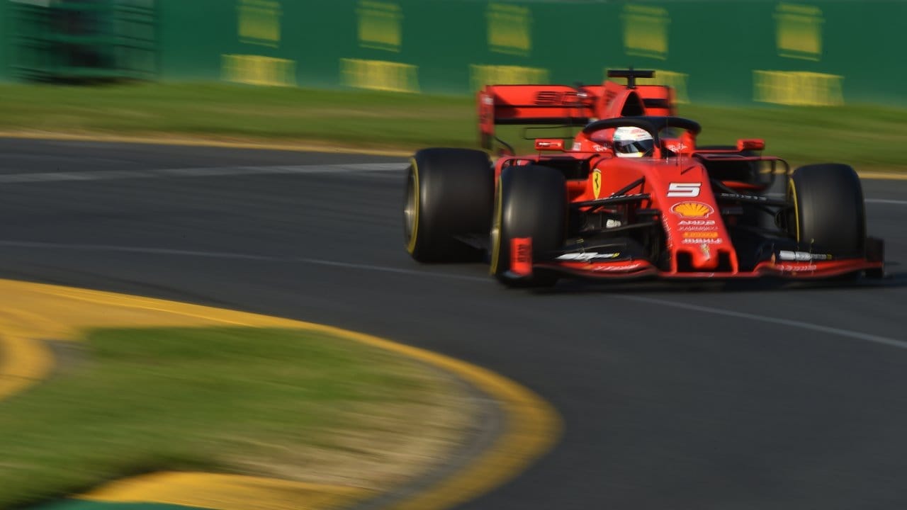 Ferrari-Pilot Sebastian Vettel raste in Melbourne als Vierter ins Ziel.