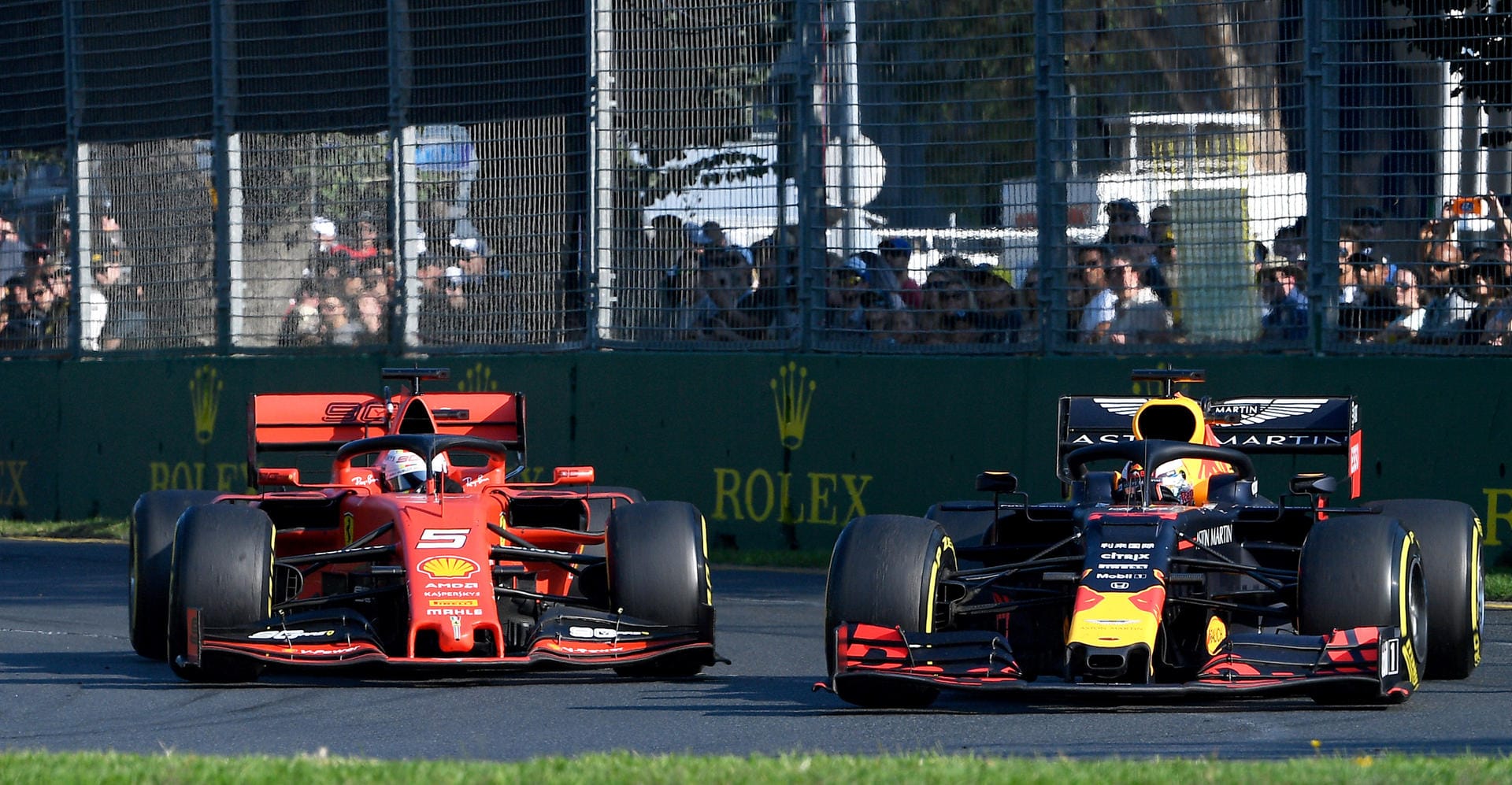 Australien: Max Verstappen (rechts) überholt Sebastian Vettel ohne Probleme.