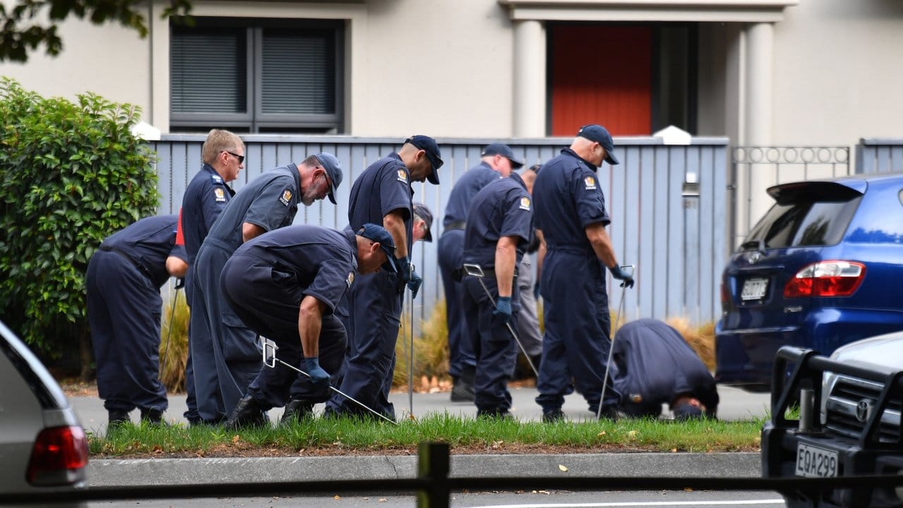 Polizisten suchen in der Nähe der Al-Nur-Moschee in Christchurch nach Beweismitteln.