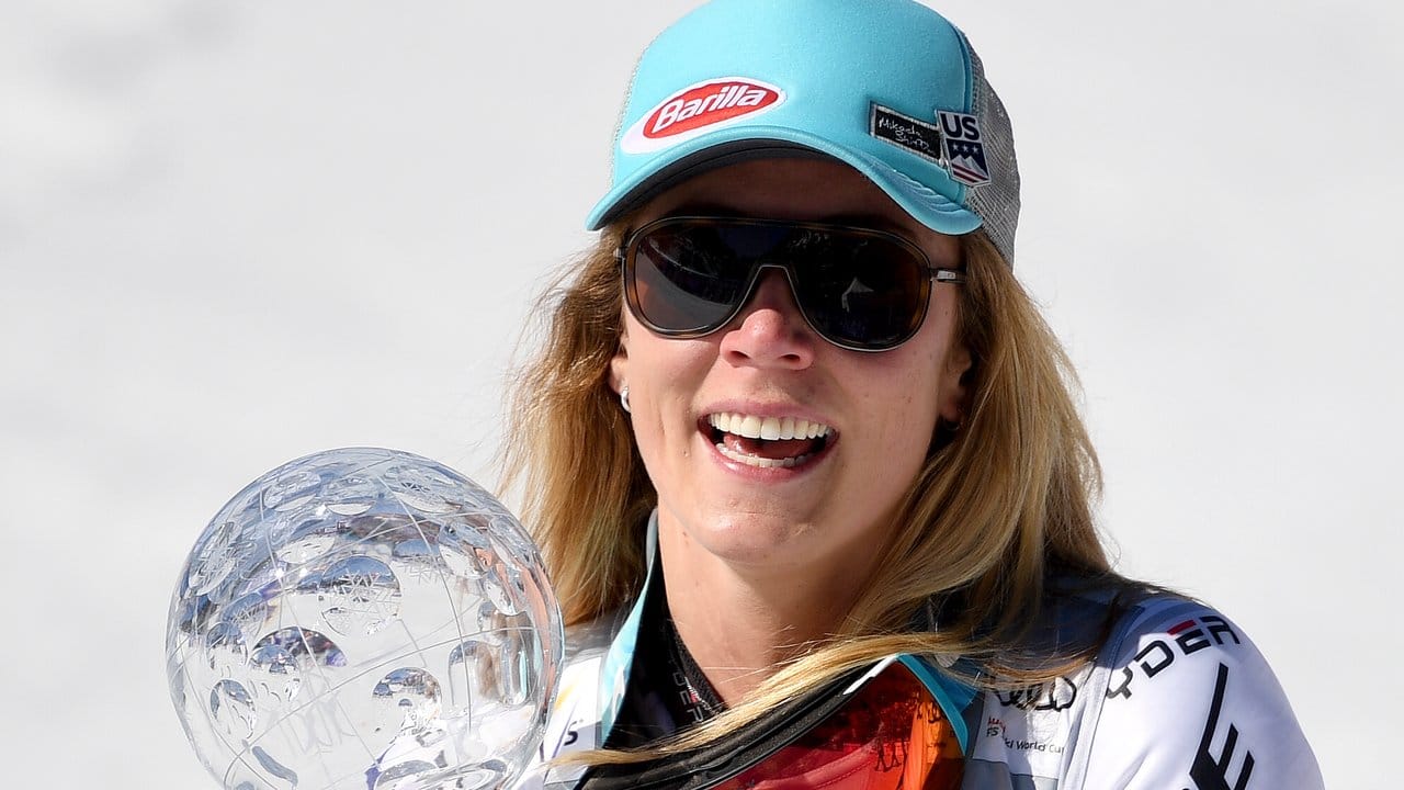 Mikaela Shiffrin aus den USA feiert mit der Kristallkugel den Sieg beim Riesentorlauf.