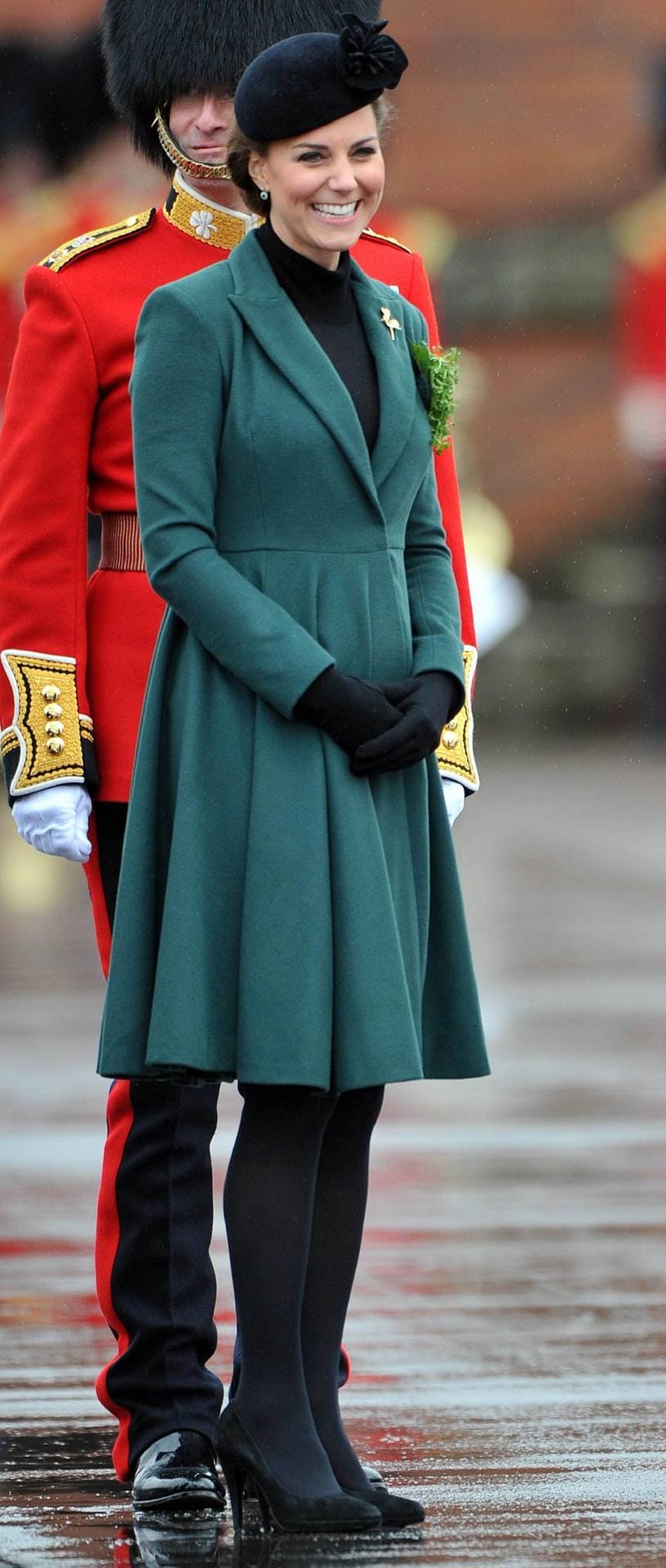2013: Kate wählte einen Mantel der Designerin Emilia Wickstead.