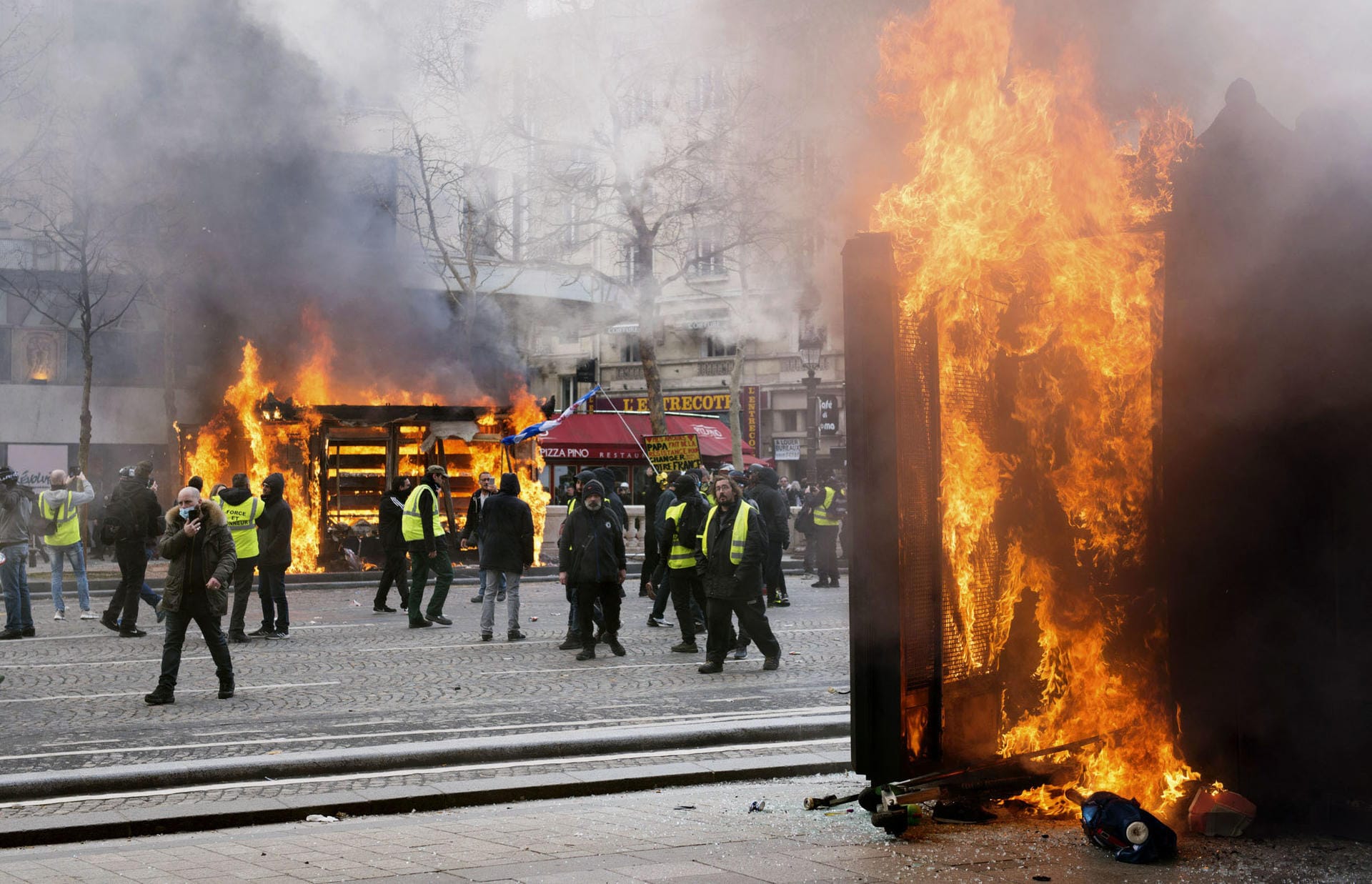 Feuer: Bei den Protesten der "Gelbwesten" in Paris ist es zu schweren gewalttätigen Ausschreitungen gekommen.