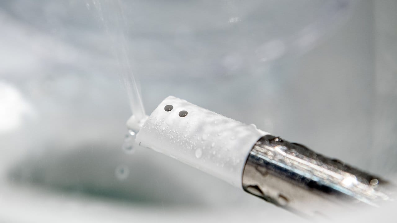 Dusch-WCs machen, was ihr Name schon vermuten lässt: Sie reinigen den Intimbereich mit einem Wasserstrahl. Dusch-WCs machen, was ihr Name schon vermuten lässt: Sie reinigen den Intimbereich mit einem Wasserstrahl.