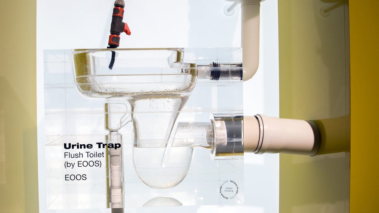 In dem Trenn-WC Save! von Laufen wird der Urin durch einen gesonderten Ablauf vorne vom Spülwasser getrennt. In dem Trenn-WC Save! von Laufen wird der Urin durch einen gesonderten Ablauf vorne vom Spülwasser getrennt.