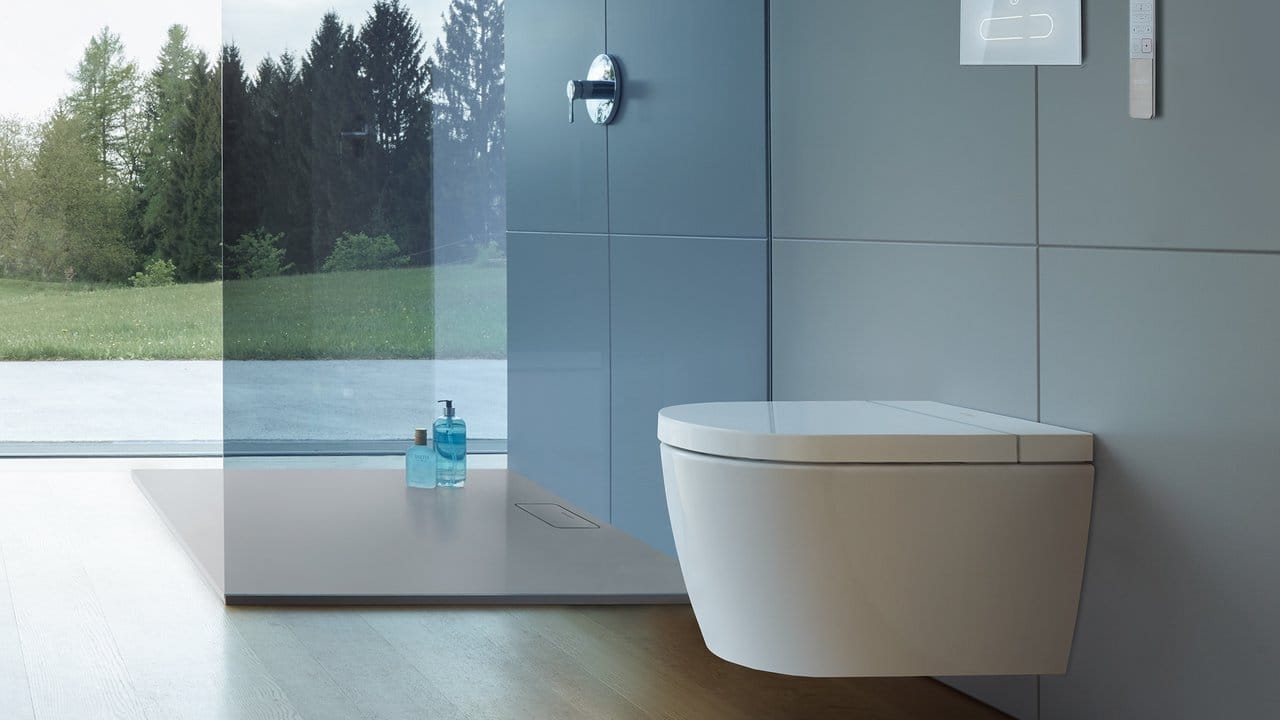 Die Technologie ist von außen nicht zu sehen: Moderne Dusch-WCs haben eine an gewohnte Toiletten angepasste Optik. Die Technologie ist von außen nicht zu sehen: Moderne Dusch-WCs haben eine an gewohnte Toiletten angepasste Optik.