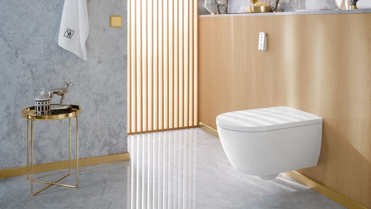 Das neue Dusch-WC ViClean-I 100 von Villeroy & Boch hat eine minimalistische Optik, die Technologie ist dezent integriert. Das neue Dusch-WC ViClean-I 100 von Villeroy & Boch hat eine minimalistische Optik, die Technologie ist dezent integriert.