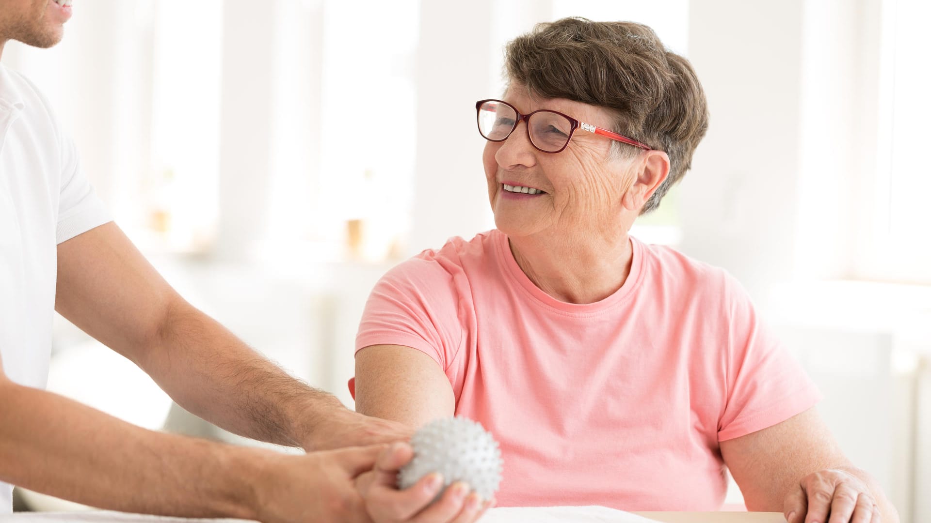 Reha-Maßnahmen sind sinnlos: Das stimmt so nicht. Auch wenn Alzheimer unheillbar ist, haben Maßnahmen zur Stärkung der Alltagsfähigkeiten und zur Steigerung des Selbstwertgefühls einen positiven Effekt. Hierdurch wird die häusliche Situation maßgeblich entspannt und eine stationäre Unterbringung in vielen Fällen hinausgezögert