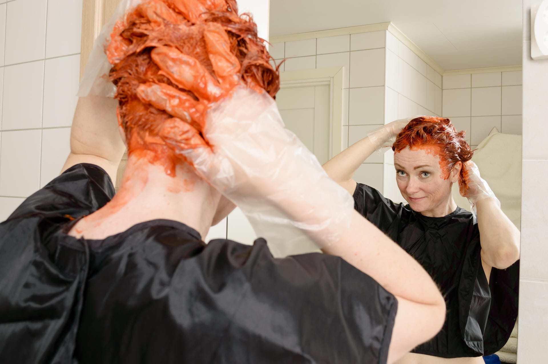 Haare zuhause Färben: Wichtig ist, der beiliegenden Anleitung zu folgen.