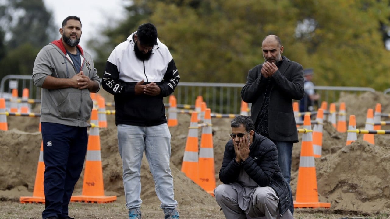 Männer beten auf einem muslimischen Friedhof in Christchurch.