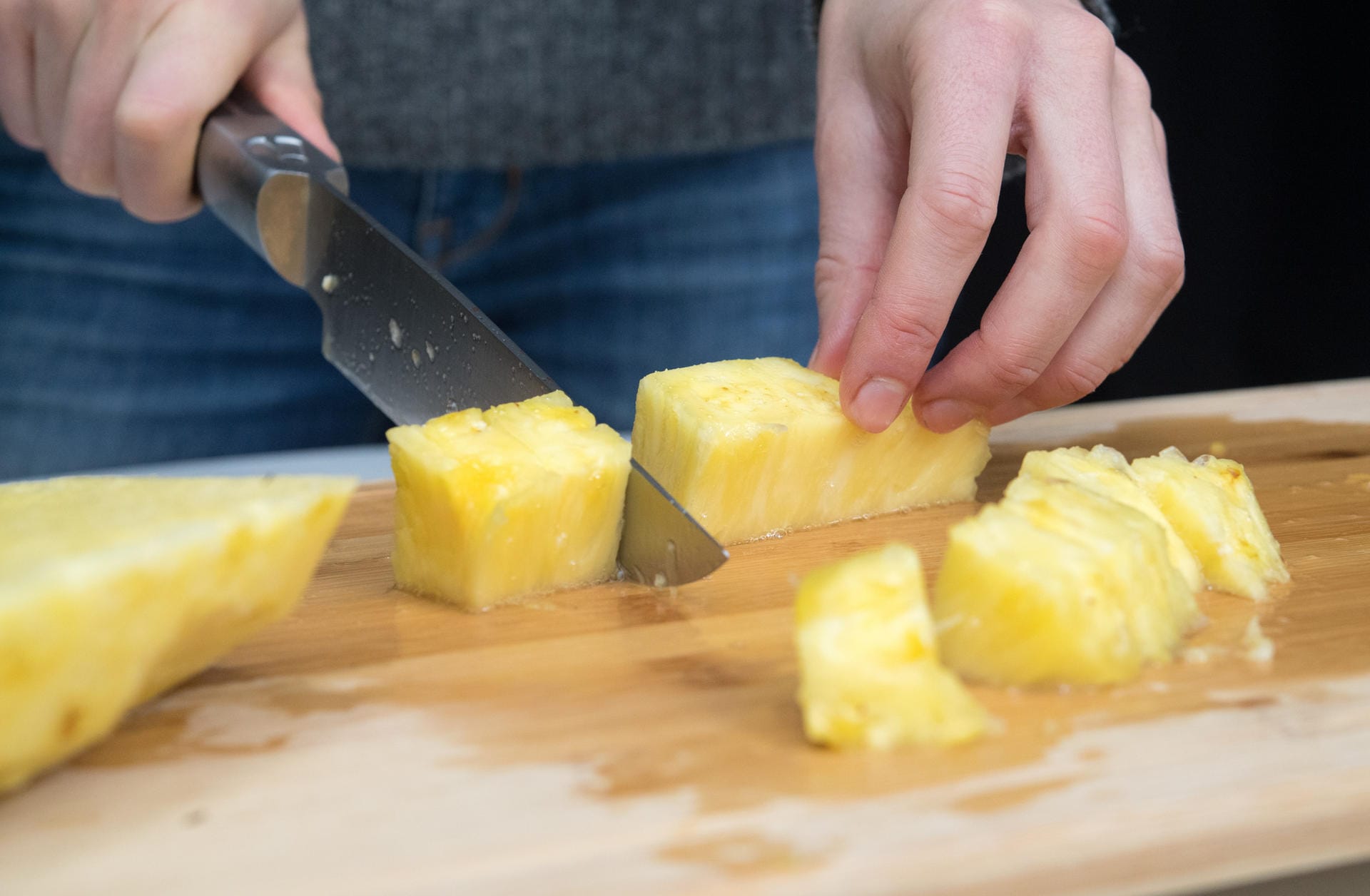 Ananas richtig aufschneiden: Schritt 9 – Die abgeschnittenen Blöcke Fruchtfleisch einfach würfeln.