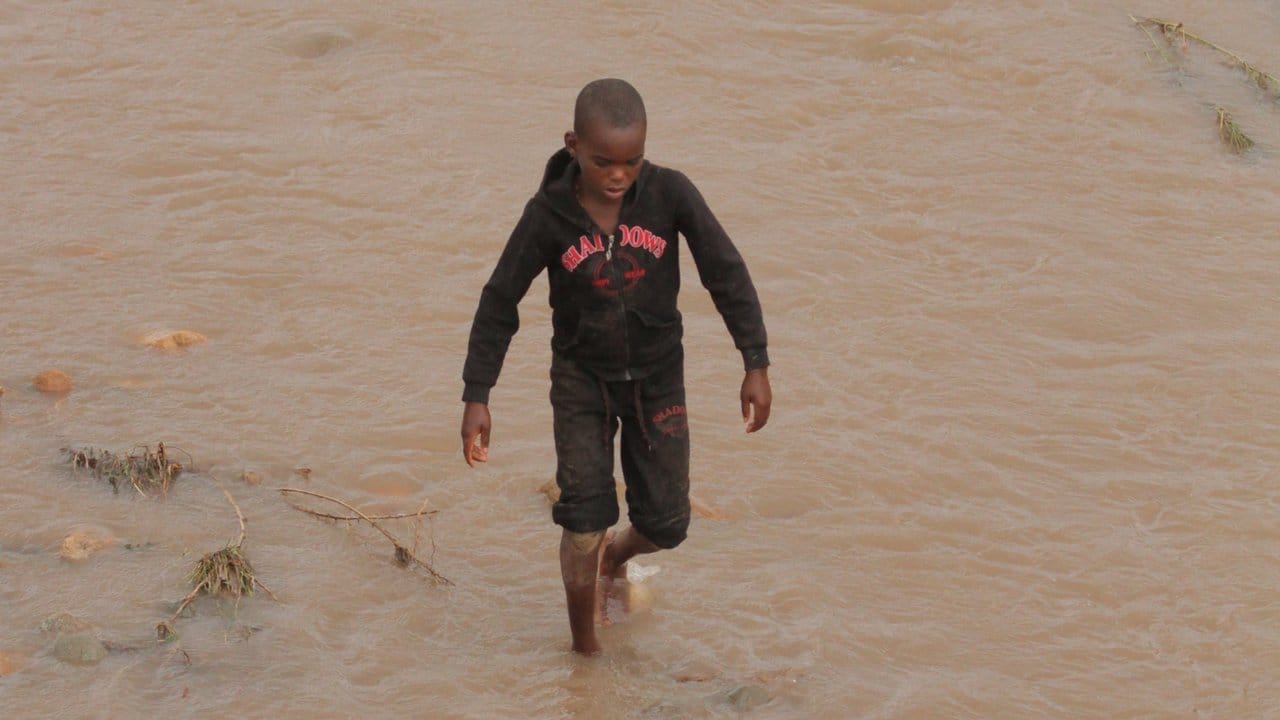 Ein Junge geht durch ein überflutetes Gebiet in der Provinz Manicaland im Oasten Simbabwes, nachdem Tropensturm Idai mit heftigen Regenfällen durchgezogen ist.