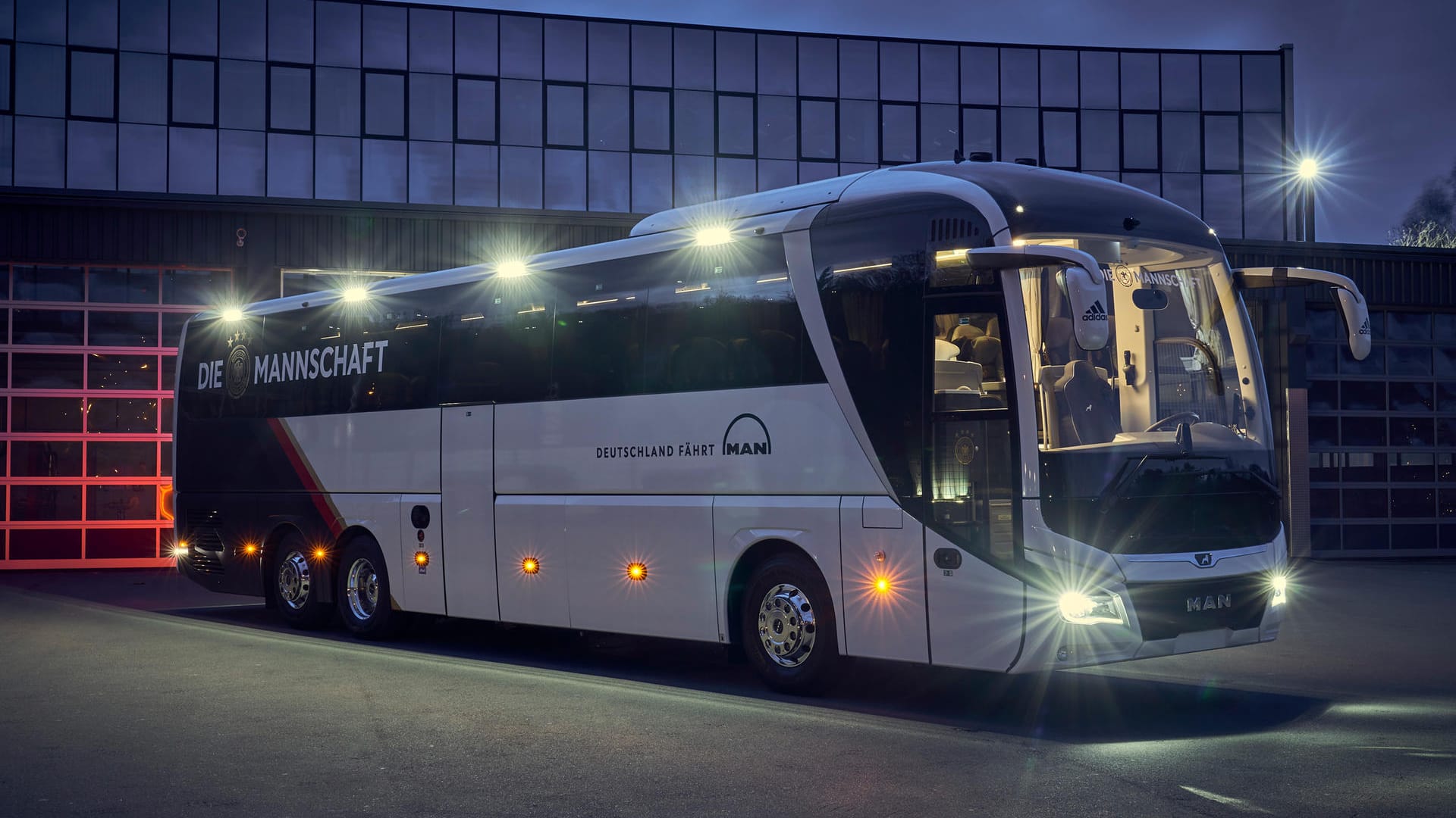 Hochmodern: In diesem Mannschaftsbus ist die DFB-Elf künftig unterwegs: Der MAN Lion's Coach C.