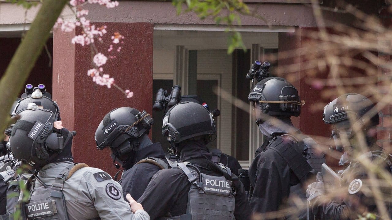 Eine Spezial-Einheit der niederländischen Polizei kurz vor einem Einsatz in einer Wohnung.