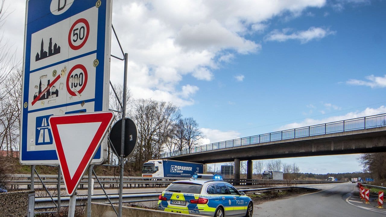 Nach den Schüssen von Utrecht kontrolliert die Bundespolizei an Straßen und in Zügen an der deutschen Grenze.