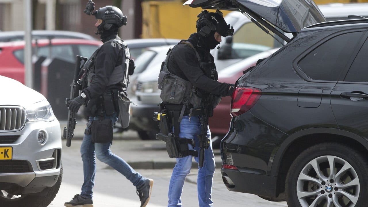 Niederländische Polizisten einer Spezial-Einheit in der Innenstadt von Utrecht.