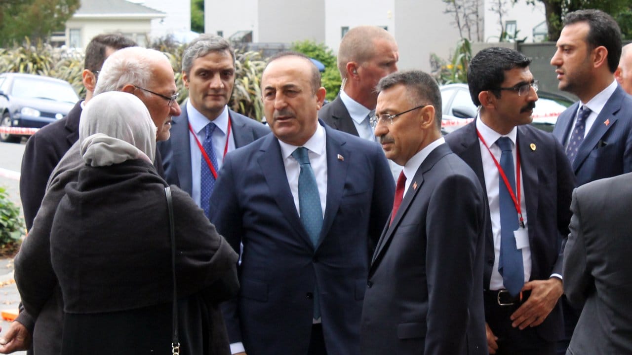 Der türkische Außenminister Mevlüt Cavusoglu (Mitte l) ist mit einer Delgation aus Ankara nach Christchurch gereist.