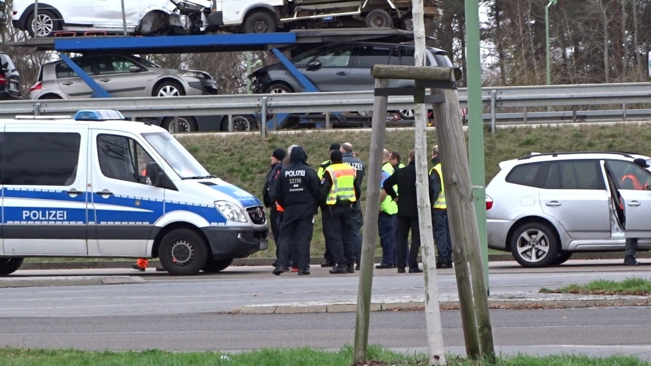 Polizisten suchen am Rastplatz Biegener Hellen an der Autobahn 12 Richtung Polen nach Spuren von Rebecca.