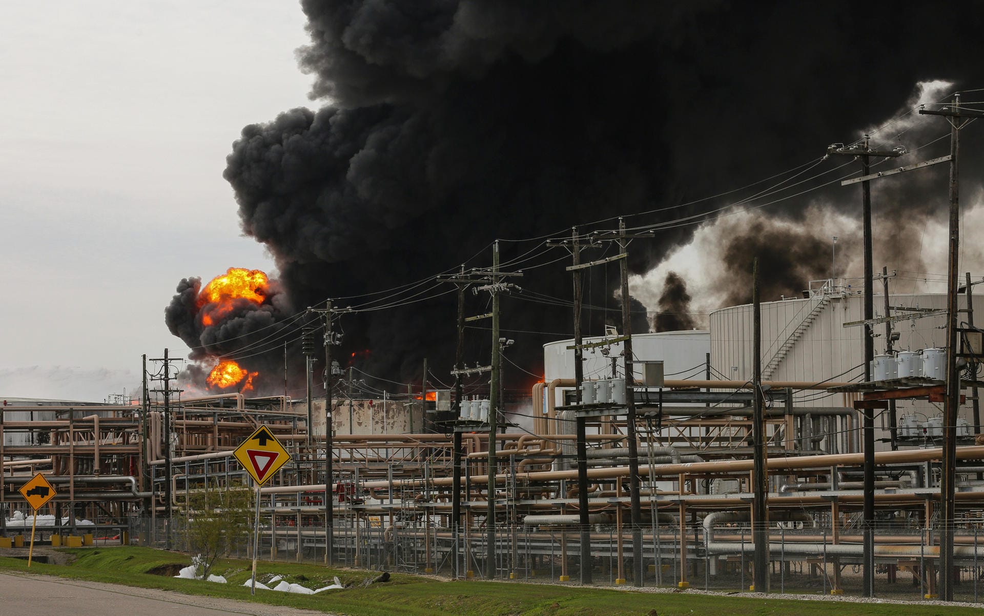 Schwarze Feuerwolke innerhalb des Geländes des Chemieparks: Die entflammten Tanks waren mit Chemikalien und Treibstoff gefüllt.