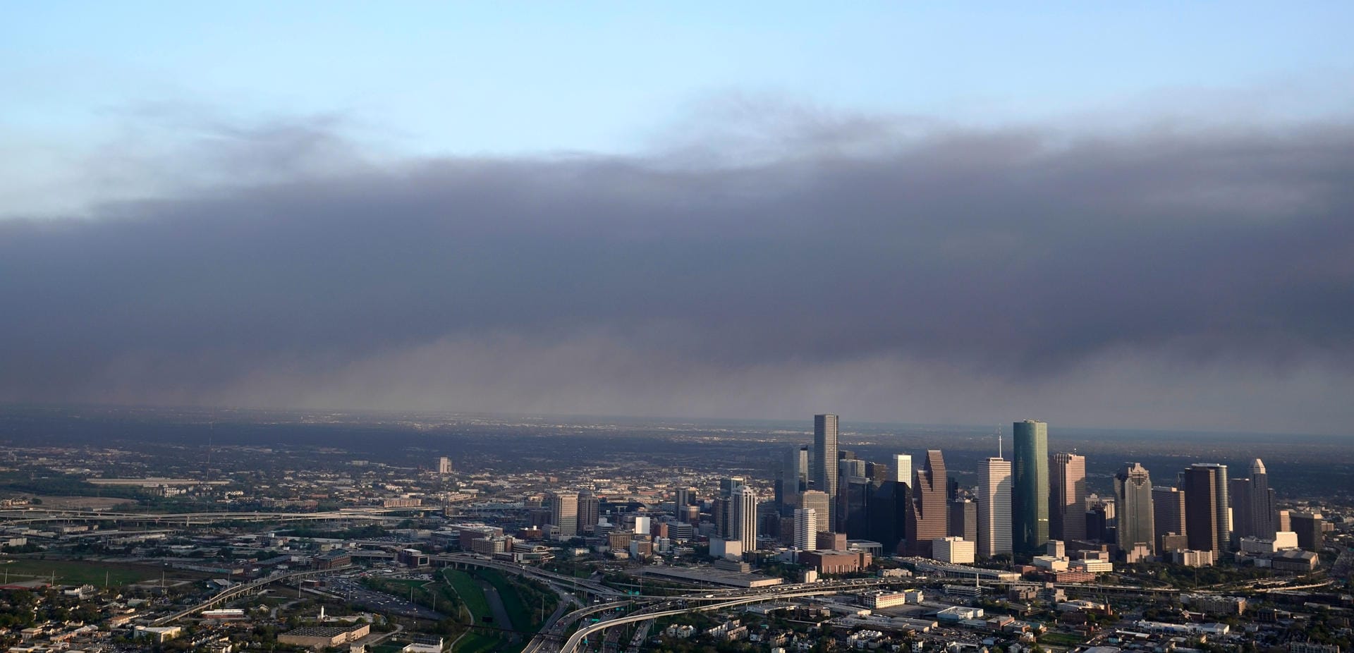 Schwarzer Rauch über der Innenstadt von Houston: Die Luftqualität ist von dem Brand wohl nicht beeinträchtigt.
