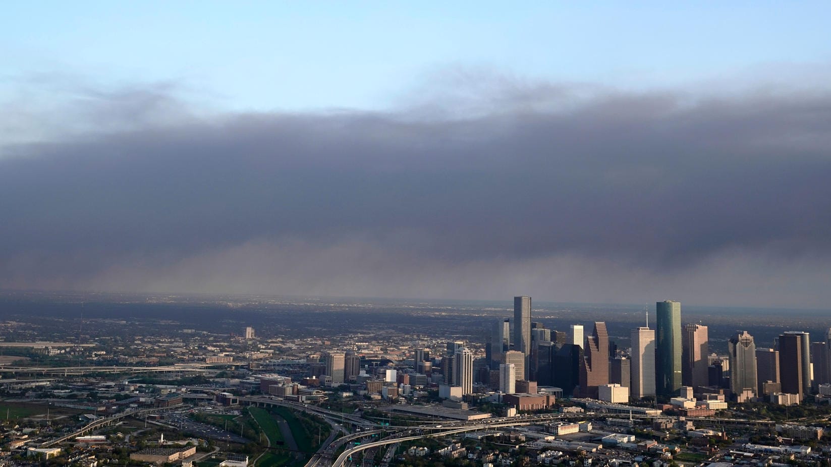 Schwarzer Rauch über der Innenstadt von Houston: Die Luftqualität ist von dem Brand wohl nicht beeinträchtigt.