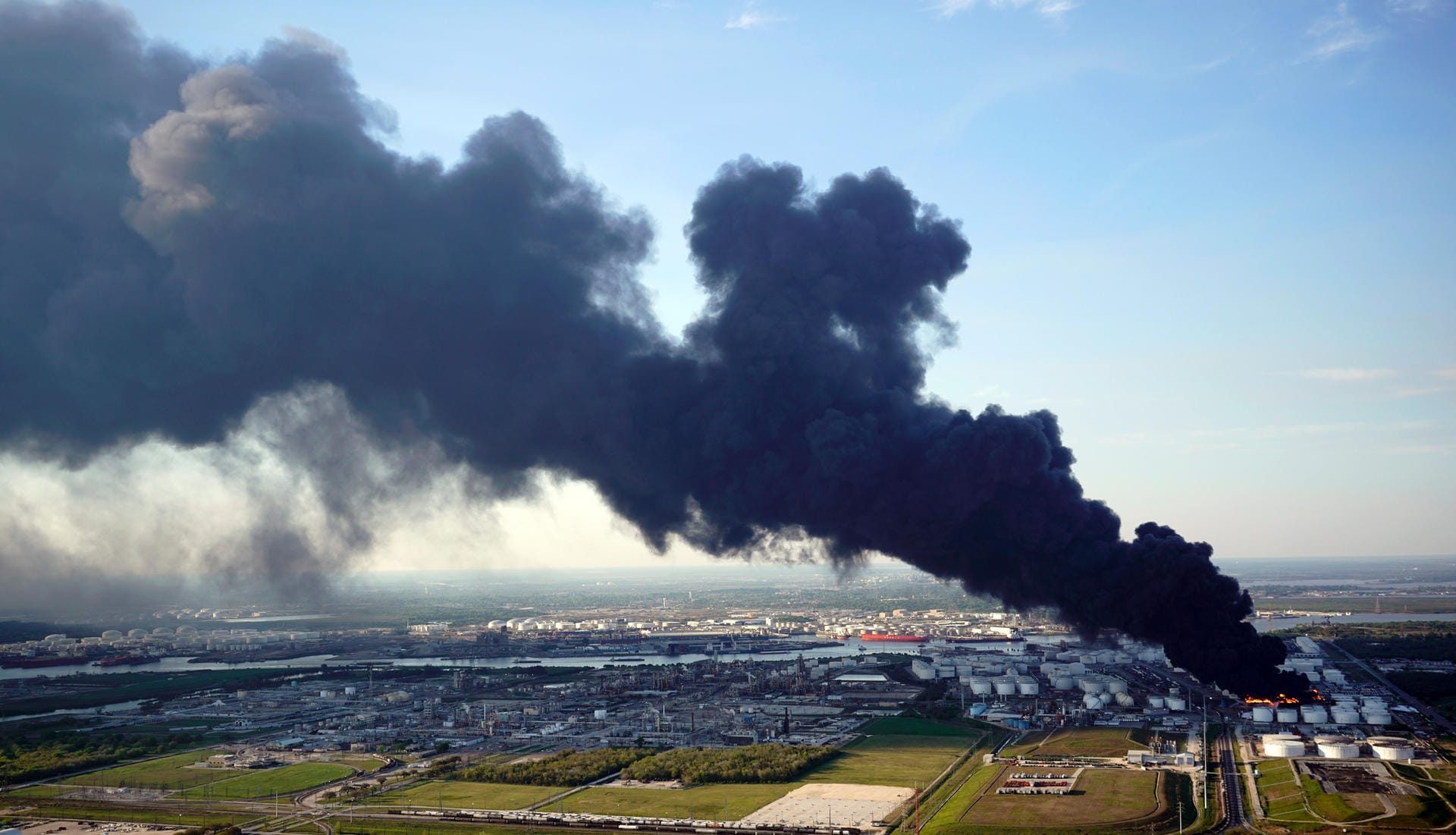 Eine große schwarze Rauchwolke über Houston: Der Brand kann noch bis zum Mittwoch andauern.