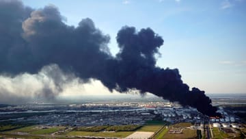 Eine große schwarze Rauchwolke über Houston: Der Brand kann noch bis zum Mittwoch andauern.