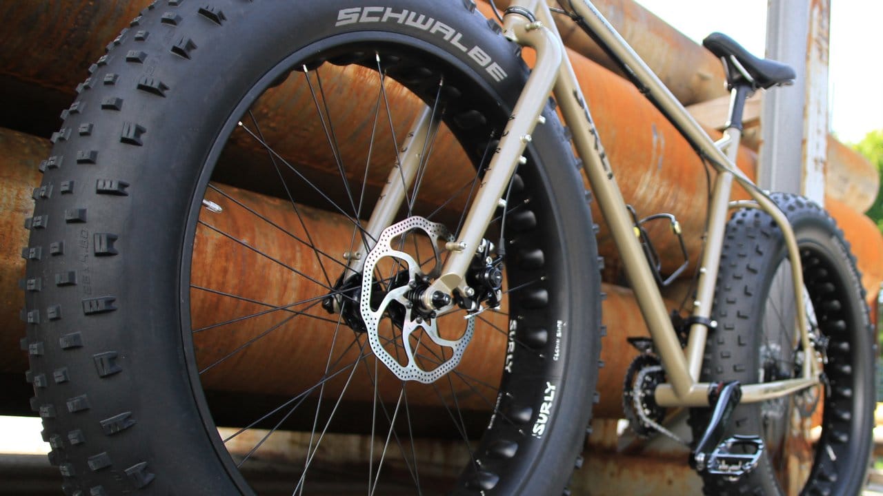 Volle Breitseite: Besonders breite Fatbike-Reifen. Volle Breitseite: Besonders breite Fatbike-Reifen.