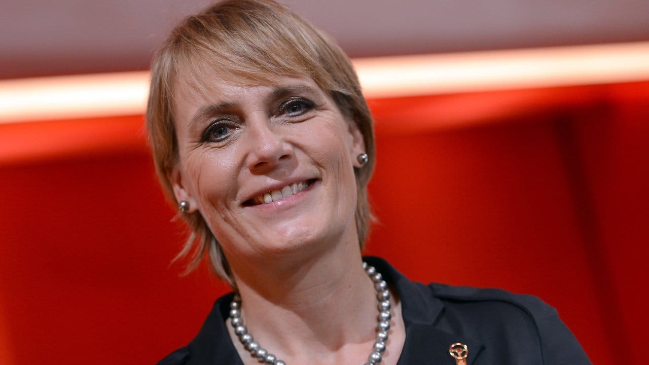 Rennfahrerin Jutta Kleinschmidt hat in ihrer aktiven Zeit unter anderem die Damen-Wertung der Rallye Dakar auf dem Motorrad gewonnen. Rennfahrerin Jutta Kleinschmidt hat in ihrer aktiven Zeit unter anderem die Damen-Wertung der Rallye Dakar auf dem Motorrad gewonnen.