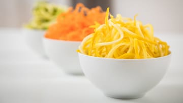 Bunte Vielfalt: Gemüsenudeln lassen sich etwa aus Zucchinis, Möhren, Kohlrabi, Süßkartoffeln oder Knollensellerie zubereiten.
