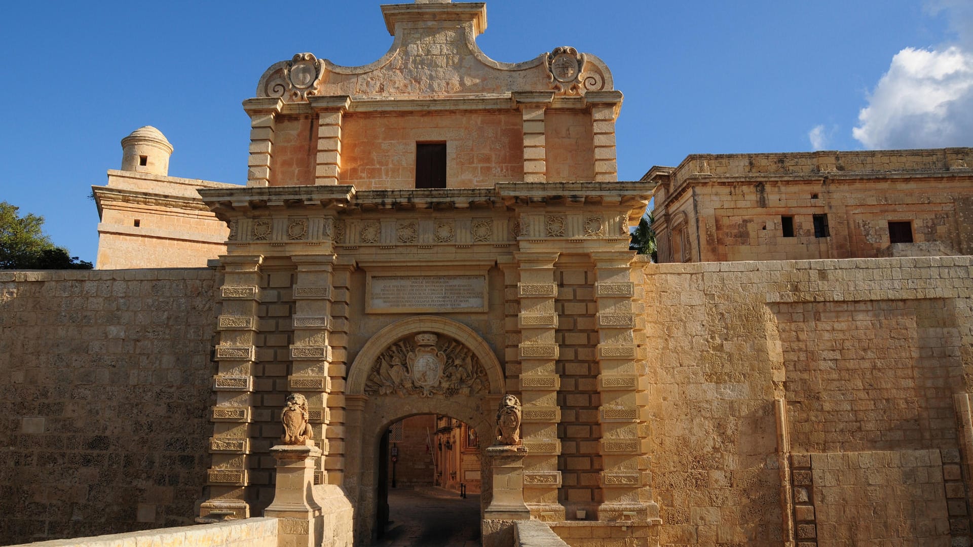 Stadttor von Mdina: In der ersten Staffel "Game of Thrones" sieht man Charaktere das Stadttor zu Königsmund durchschreiten. In der Realität handelt es sich dabei um das Stadttor von Mdina.