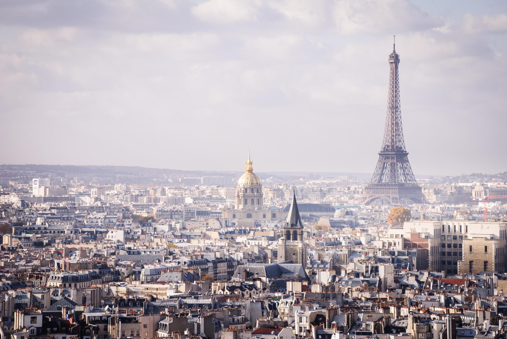 Platz 1: Paris teilt sich den ersten Rang der teuersten Städte mit Hongkong und Singapur. Damit steht die französische Hauptstadt vor allen anderen EU-Metropolen.