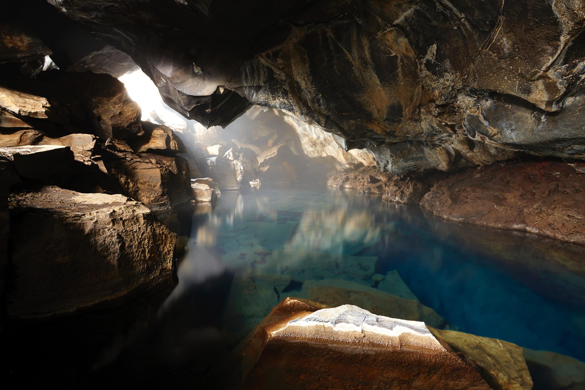 Grjótagjá: In der isländischen Grotte sind die Serienfiguren Jon Schnee und Ygritte einander nähergekommen.