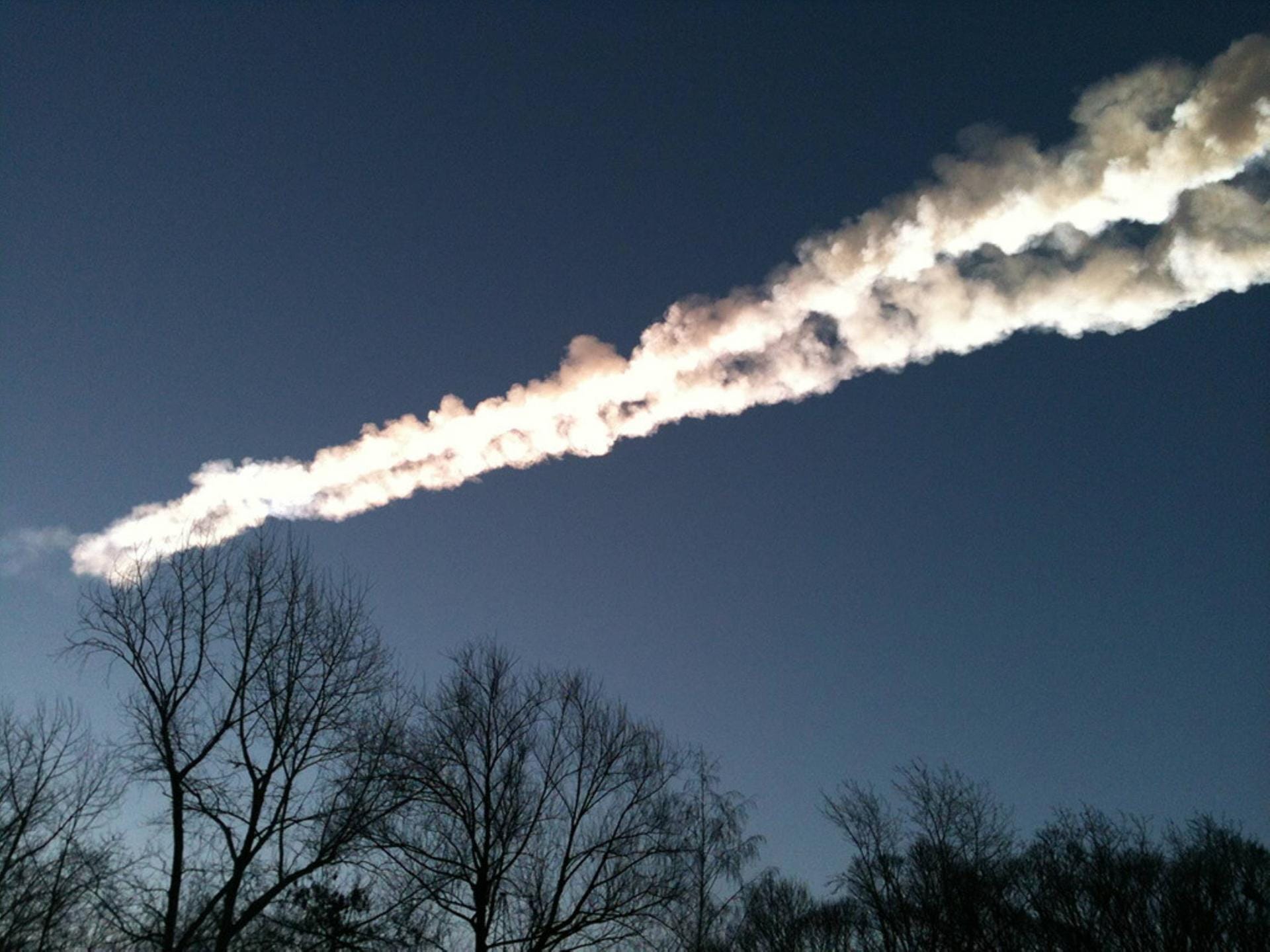 Rauchschwaden von einem Meteor am Himmel.